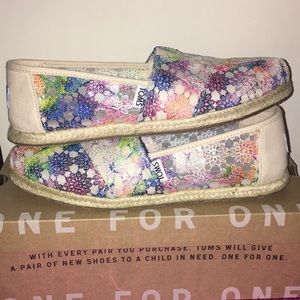 NIB TOMS Multi Tie Dye Crochet Rope Sole size 8.5